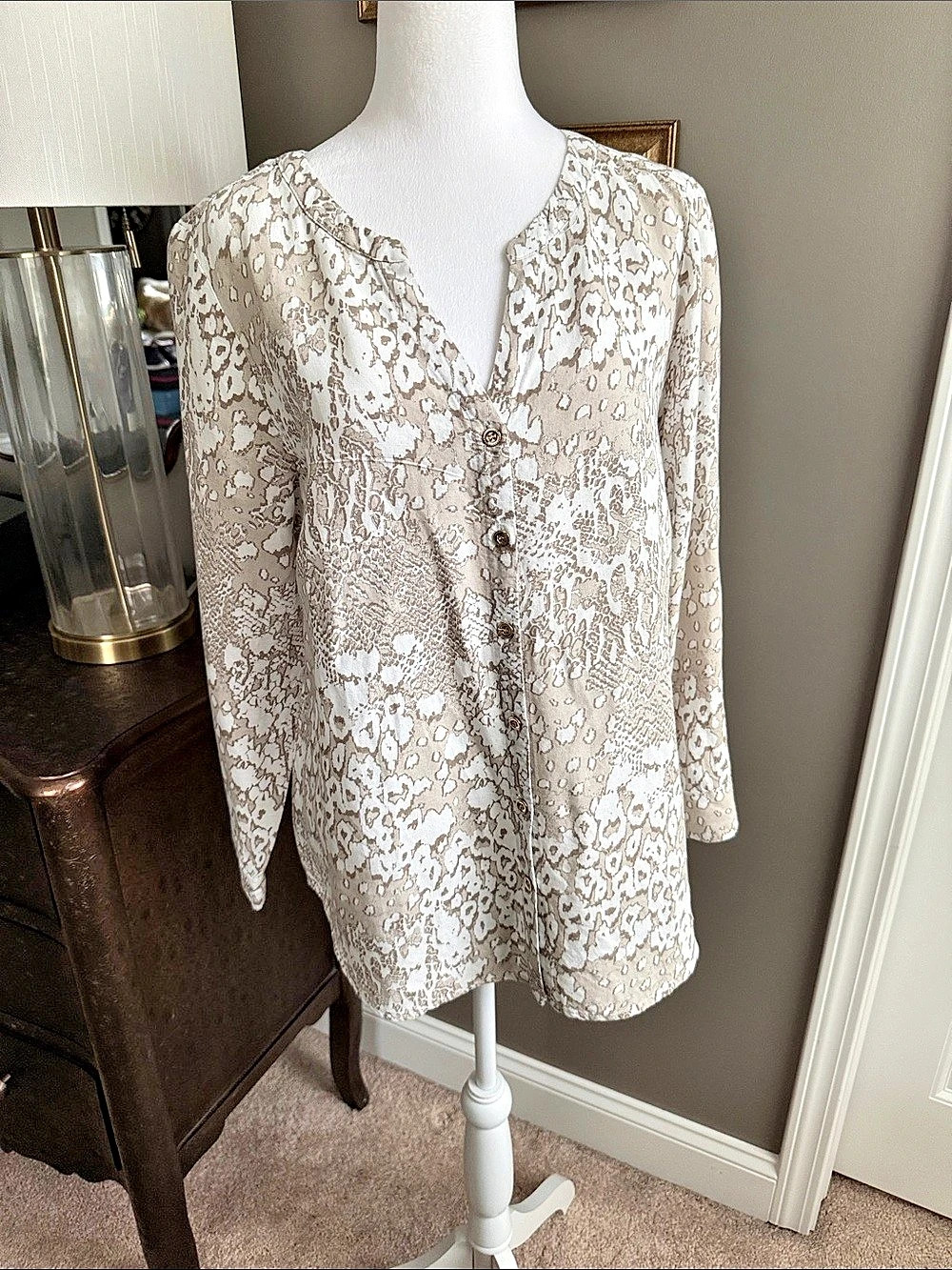 JM Collection Abstract Blouse in Beige & White Size Medium Like New